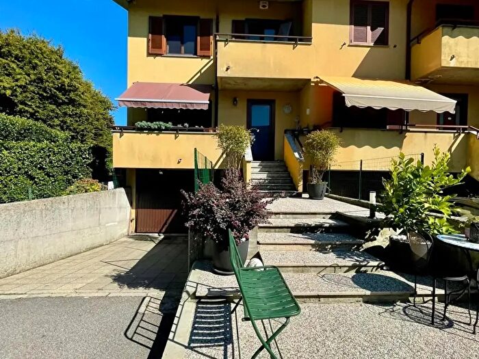 Casa quadrilocale in vendita in Via Primo Maggio, Azzate