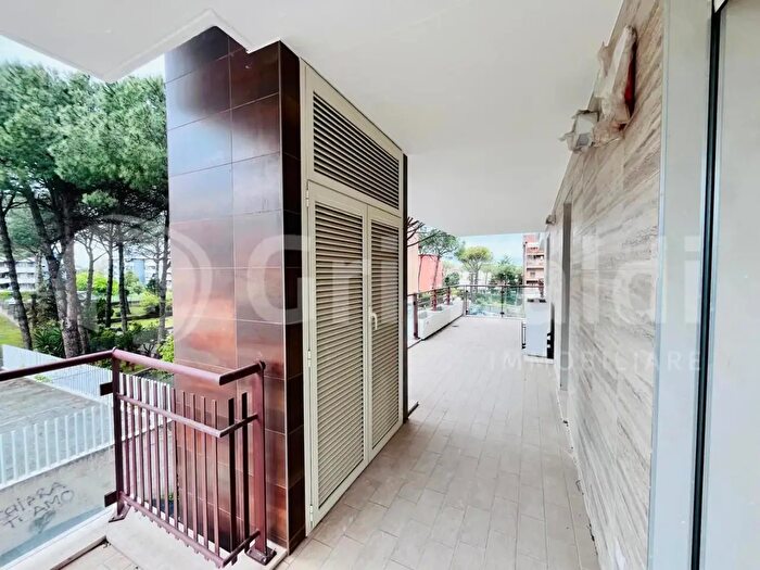 Appartamento trilocale in vendita in Via Mar della Cina, Roma