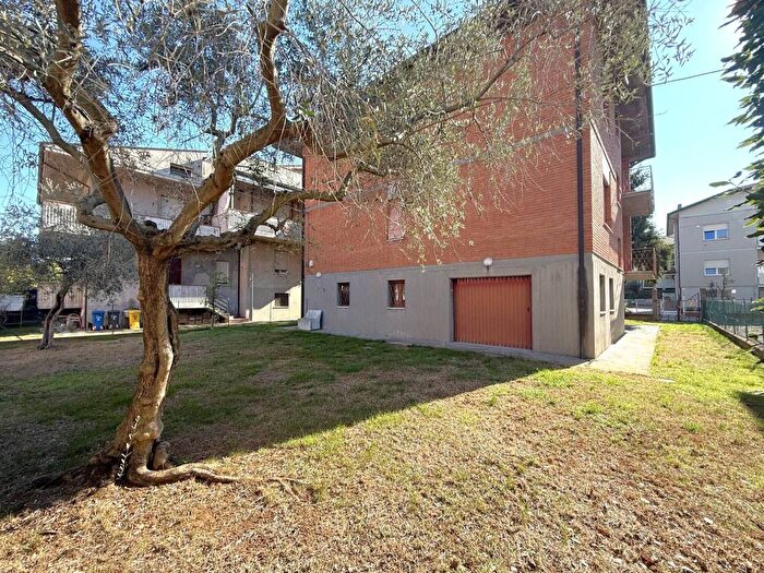 Casa con 6 locali in affitto in Via Pietro Bofondi, Parco Urbano Piscina, Forlì