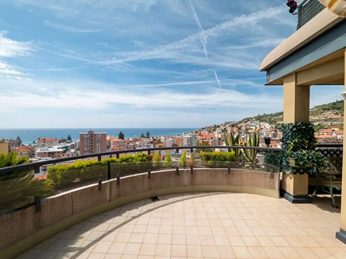 Appartamento con 5 locali in vendita in Via Colombo, Taggia