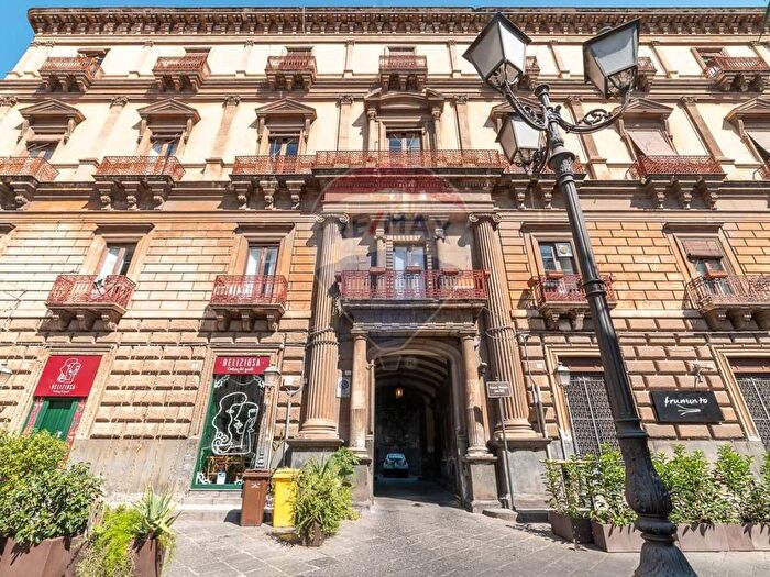 Appartamento con 5 locali in affitto in Piazza San Francesco Dassisi, Centro Storico, Catania