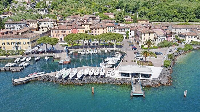 Casa quadrilocale in vendita in Piazza Nazario Sauro, Gargnano