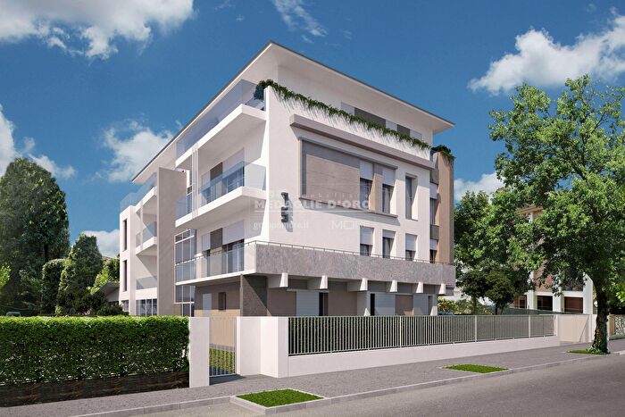 Appartamento con 8 locali in vendita in Via Monchio, Modena