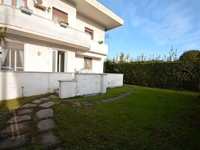 Appartamento trilocale in affitto in Montignoso