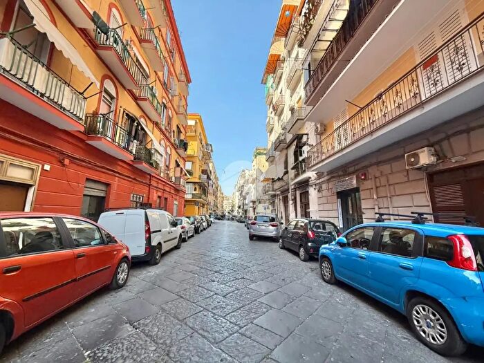 Appartamento trilocale in vendita in Via Camillo Porzio, Napoli