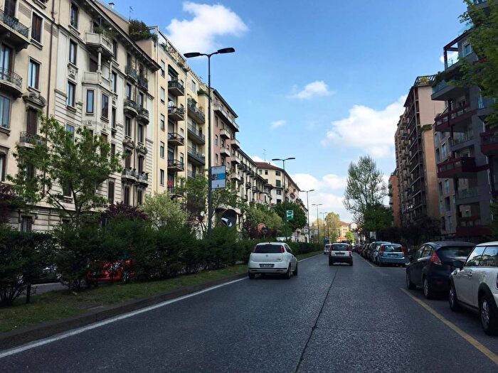 Appartamento trilocale in affitto in Viale Emilio Caldara, Porta Romana Medaglie dOro, Milano