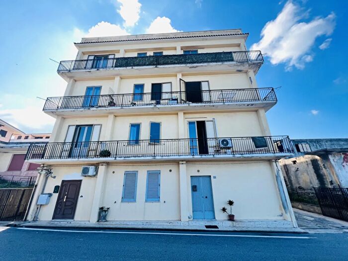 Appartamento trilocale in vendita in Via Stazione, Briatico