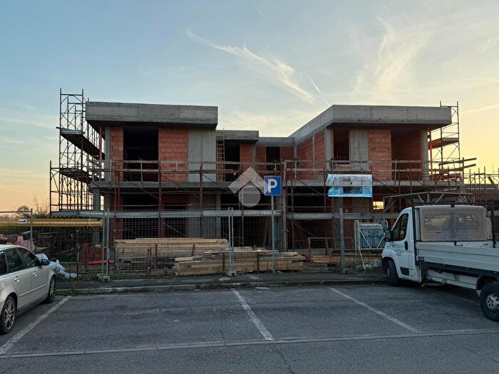 Casa quadrilocale in vendita in Via Francesco Petrarca, Dello