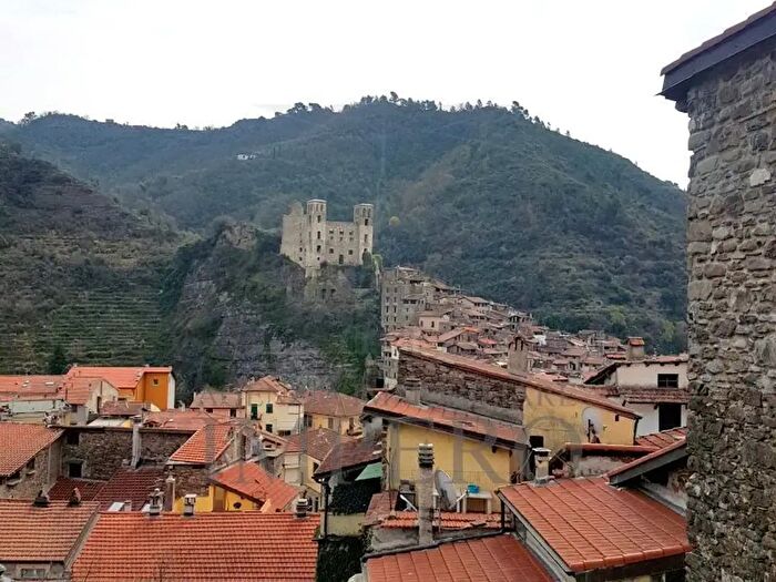 Appartamento quadrilocale in vendita in Via Molinari, Dolceacqua