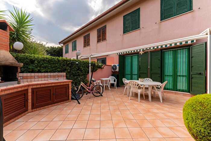 Appartamento trilocale in vendita in Viale Himera, Campofelice Di Roccella