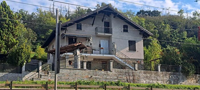 Casa con 11 locali in vendita in Ponti