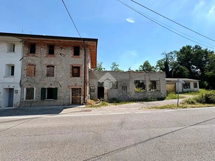 Casa trilocale in vendita in Via Lamberto Chisini, Pieve Di Soligo