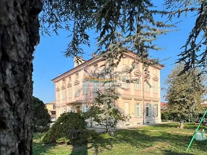 Casa con 10 locali in vendita in Via Poirino, Pinerolo