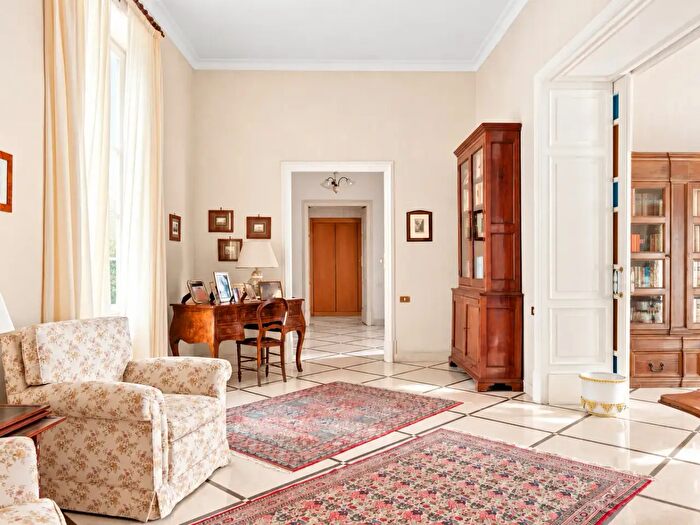 Appartamento con 5 locali in vendita in Via del Parco Margherita, Napoli