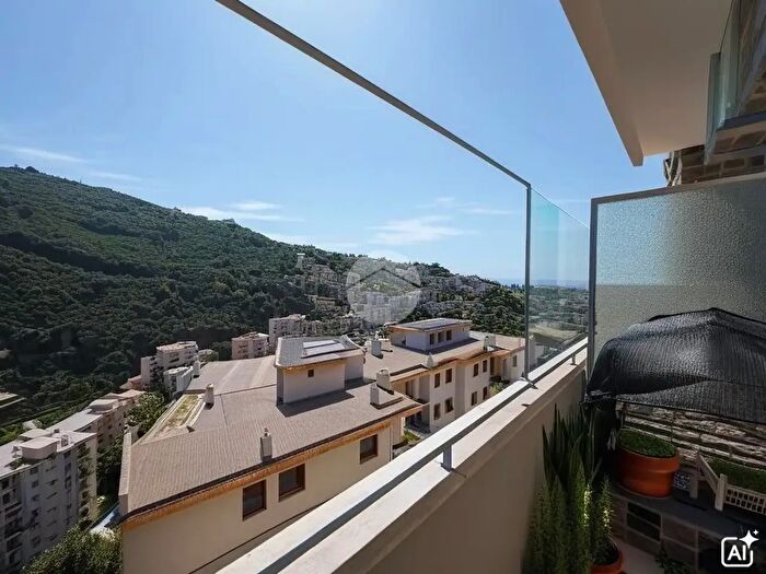 Appartamento trilocale in vendita in Via Grasso, Genova