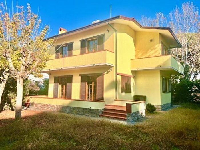 Casa con 6 locali in affitto in Forte Dei Marmi
