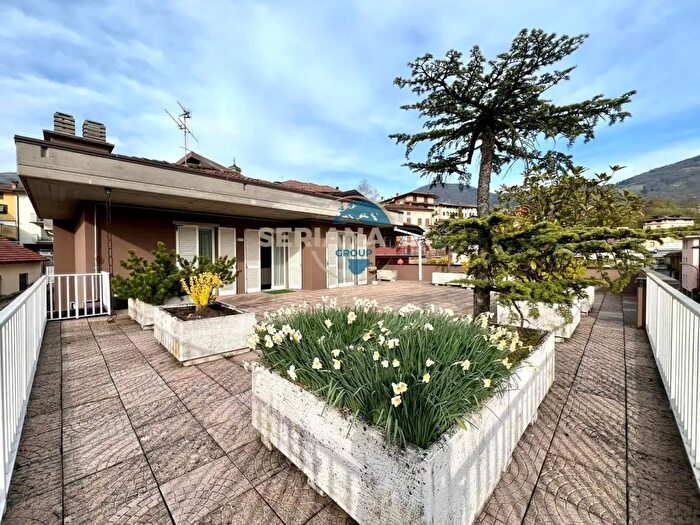 Appartamento con 9 locali in vendita in Via San Rocco, Leffe