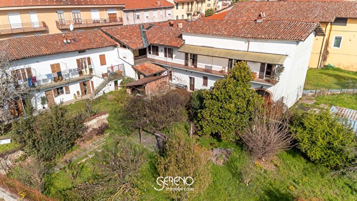 Casa con 9 locali in vendita in Via Benevagienna, Carru