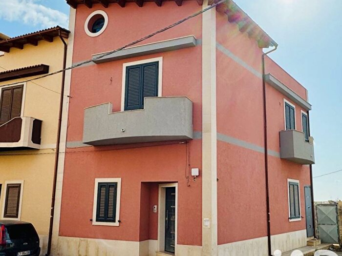 Casa con 6 locali in vendita in Via Arrigo Boito, Avola