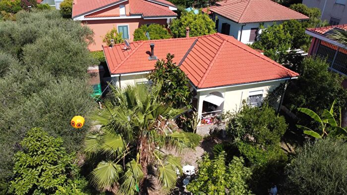 Casa trilocale in vendita in Via Diano Castello, Diano Castello