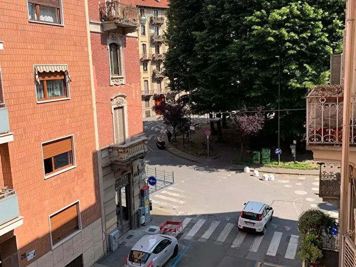 Appartamento quadrilocale in vendita in Via Montebello, Torino