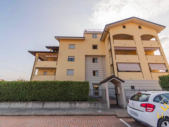 Appartamento trilocale in affitto in Via Galliate, Romentino
