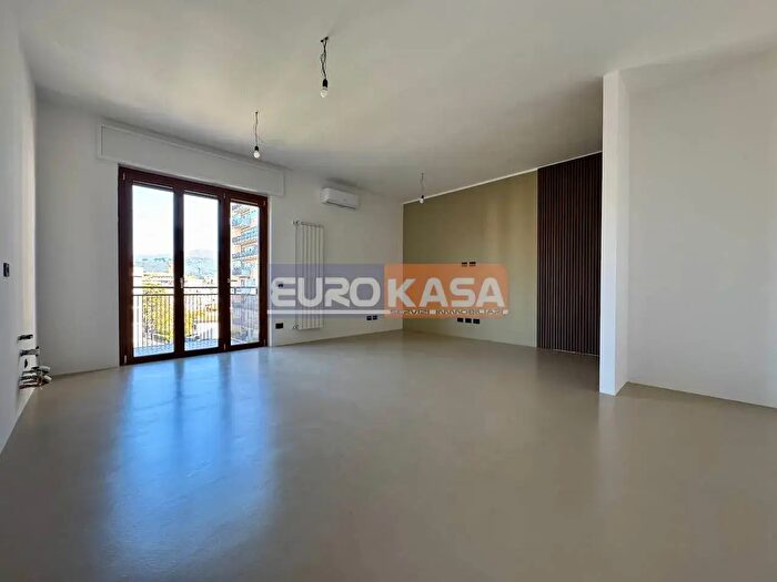 Appartamento trilocale in vendita in Via Martiri di Cefalonia, Bergamo