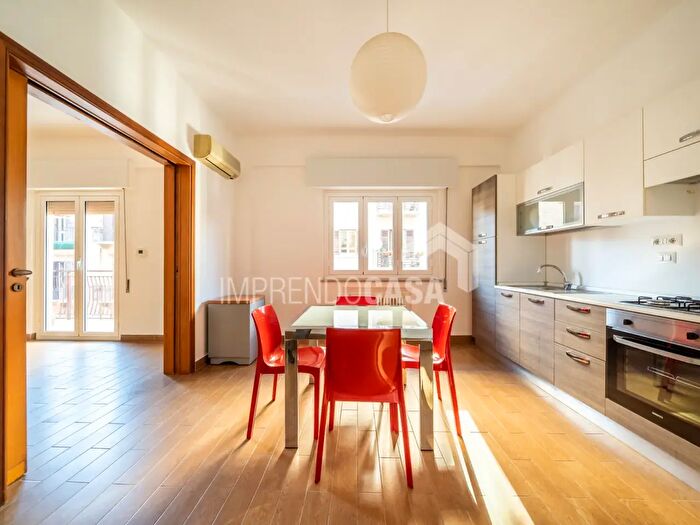 Appartamento trilocale in affitto in Via Emanuele Notarbartolo, Palermo
