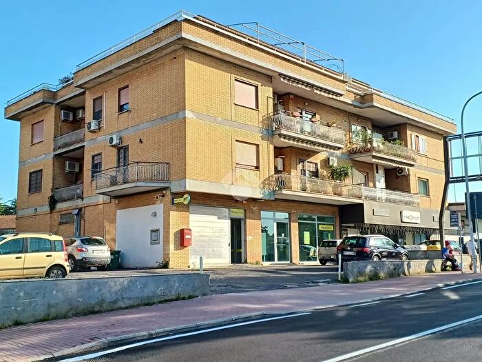 Appartamento quadrilocale in vendita in Via Roma, Nepi