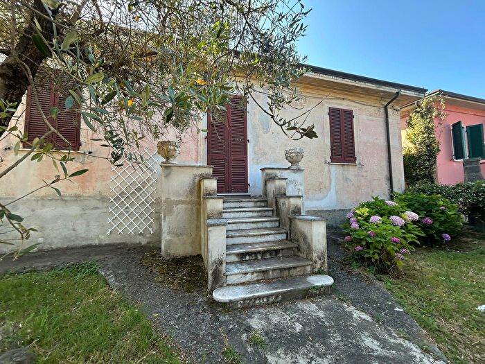 Casa con 5 locali in vendita in Sarzana