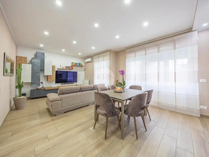 Appartamento trilocale in vendita in Via Sarnano, Roma