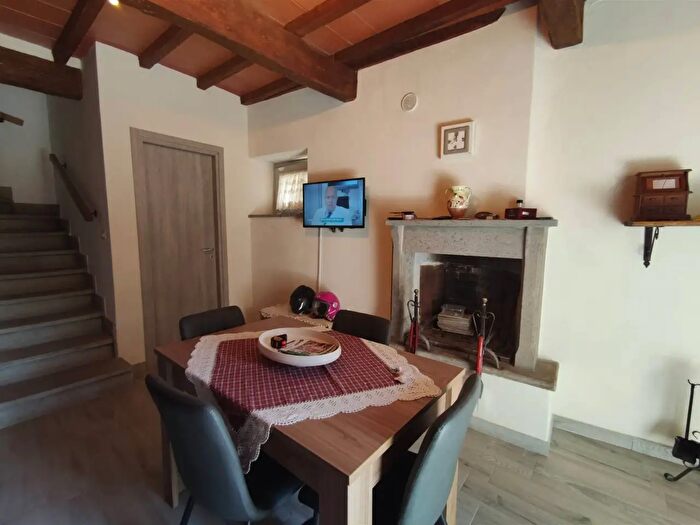 Casa quadrilocale in vendita in Montefiascone