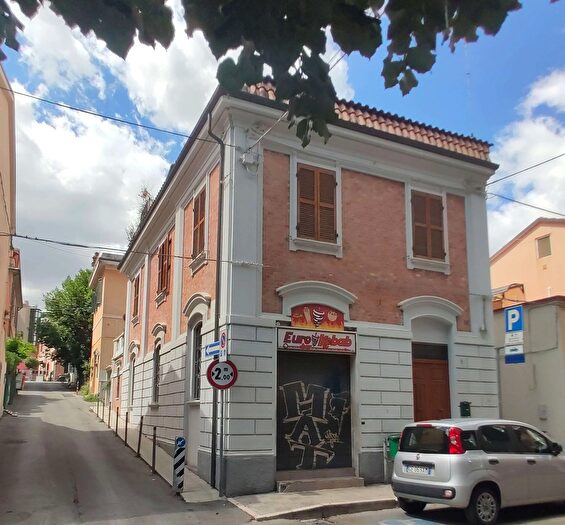 Casa con 6 locali in vendita in Falconara Marittima