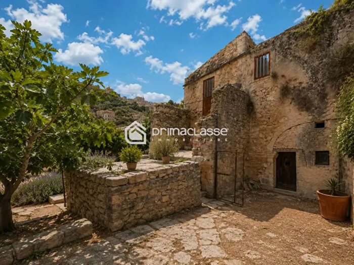 Casa con 6 locali in vendita in Modica