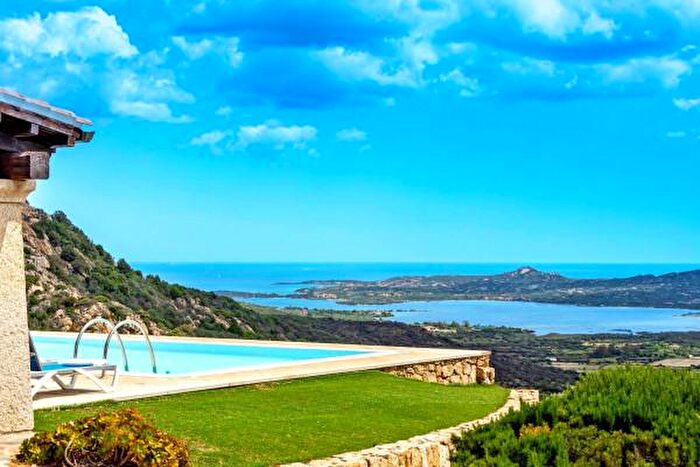 Casa con 6 locali in vendita in Via Casagliana, Olbia