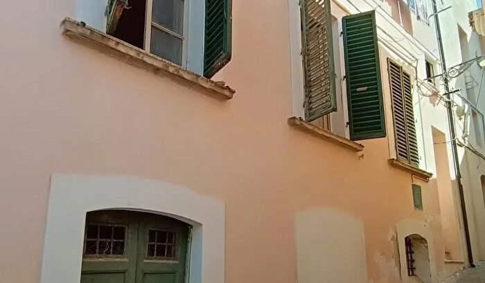 Appartamento quadrilocale in vendita in Larino Vico Sozio Larino Centro Storico, Larino