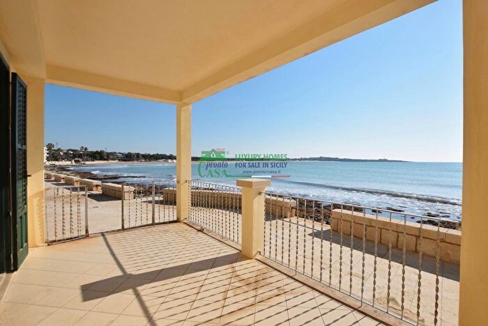 Casa con 6 locali in affitto in Via Miramare, Scicli