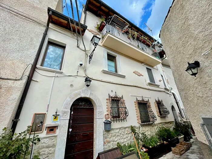 Casa con 5 locali in vendita in Via della Chiesa, Fagnano Alto