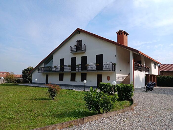 Casa con 8 locali in vendita in Vigevano