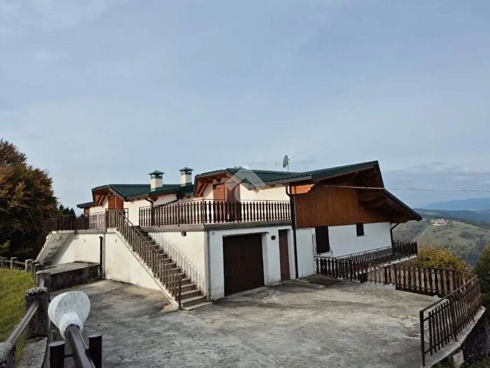 Appartamento trilocale in vendita in Via S Francesco, Foza
