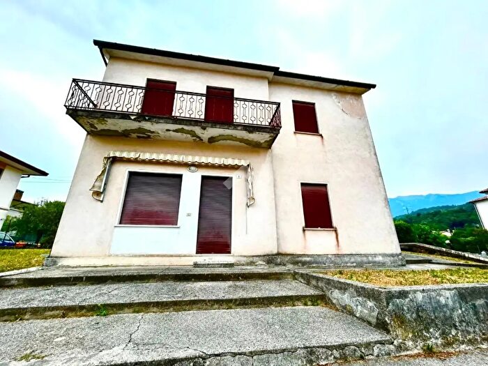 Casa con 8 locali in vendita in Via Viale Monte Grappa, Castelcucco