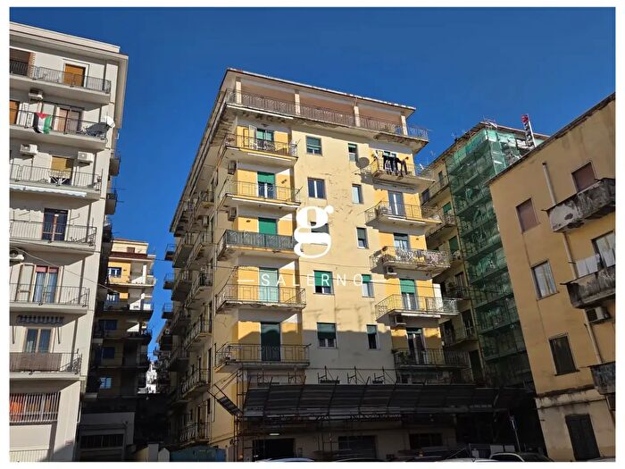 Appartamento trilocale in vendita in Via Mario Fabio, Salerno