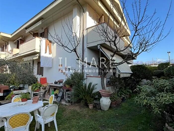 Casa con 8 locali in vendita in Massa