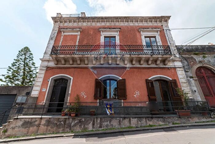 Casa con 10 locali in vendita in Via III Retta Ponente, Belpasso