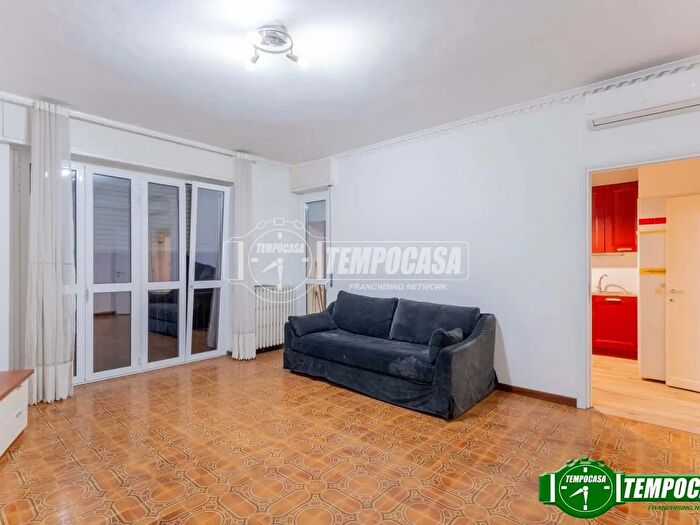 Appartamento quadrilocale in vendita in Via Val Lagarina, Milano