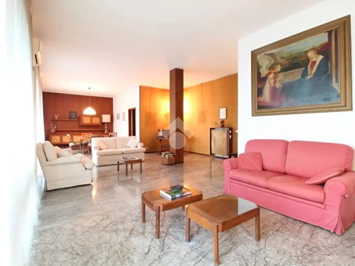 Appartamento con 5 locali in vendita in Viale IV Novembre, Reggio Emilia