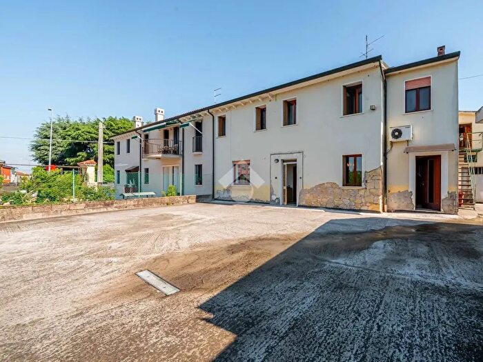 Casa con 7 locali in vendita in Via Cimitero, Arcole