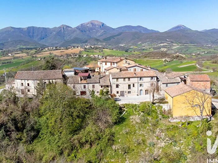Casa quadrilocale in vendita in Frazione Frazione Nebbiano, Fabriano