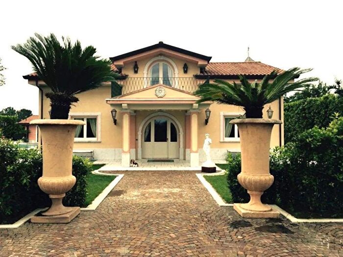 Casa con 11 locali in vendita in Crociale Pietrasanta Lucca, Pietrasanta