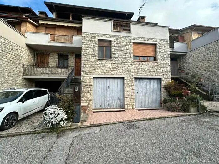 Casa con 6 locali in vendita in Via San Benedetto, Assisi